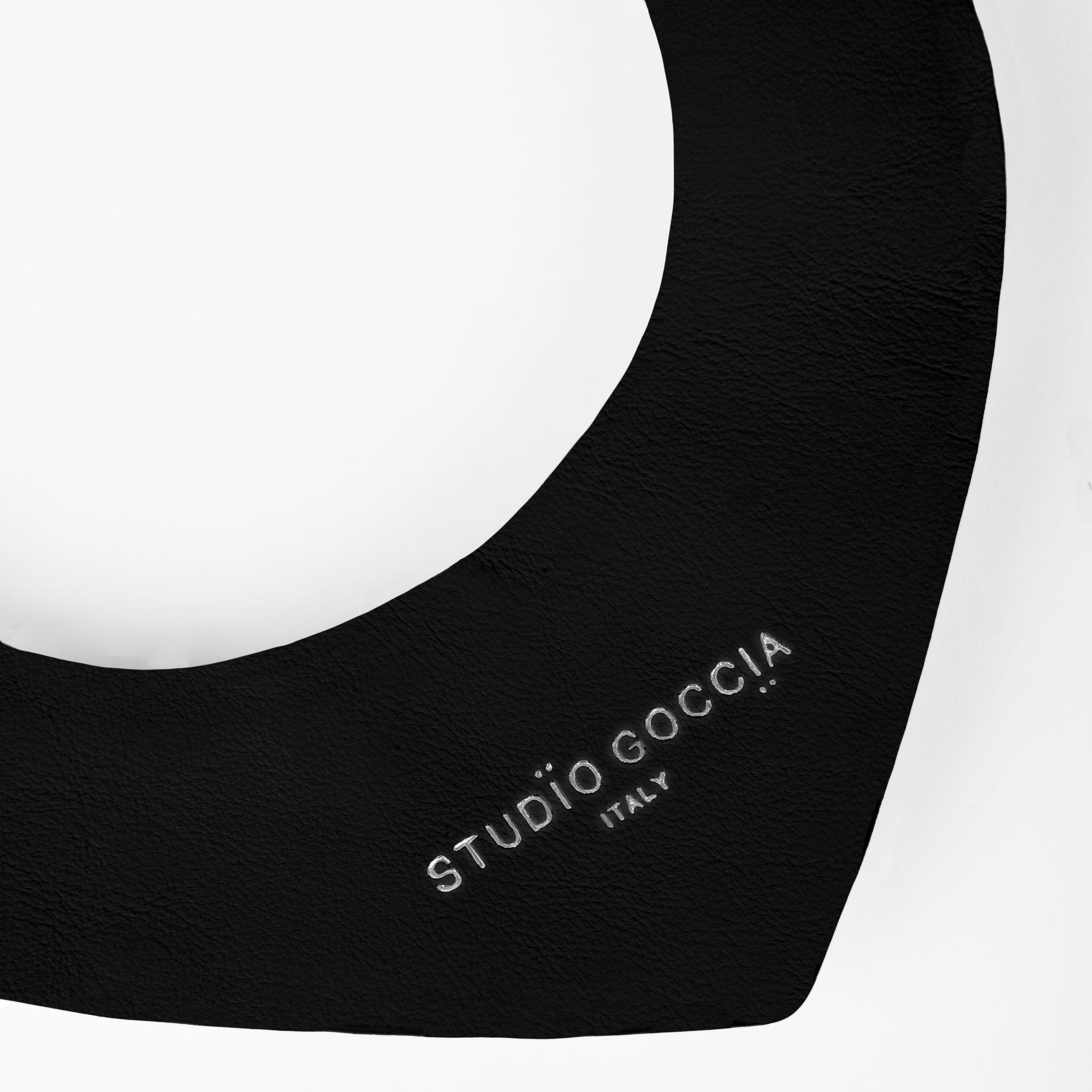 V-Shape Statement Collier in Black